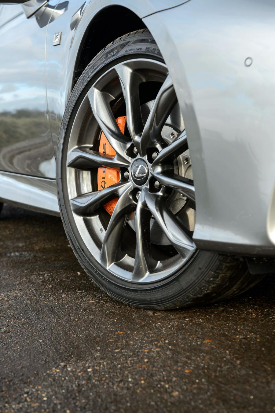 Колеса Lexus RC300h F-Sport 2019 года  (UK) (фото 8 из 40)